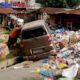 Sungguh Memprihatinkan Sebuah Mobil Minibus APV Terjerembab Diantara Tumpukan Sampah Dipasar Aek Nabara