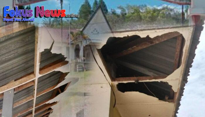 Dana Bos Perawatan Sarana Dan Prasarana Mengalir Terus, Plafon SMA Negeri 1 Adian Koting Banyak Rusak Tanpa Perbaikan, Ortu Siswa : Terkejut Dan Terheran-heran