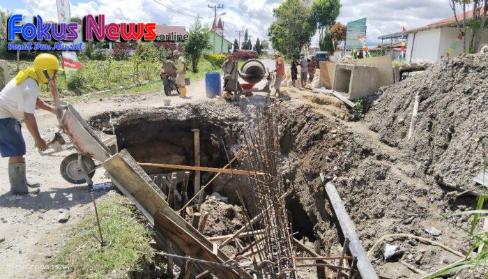 Lambatnya Pengerjaan Jalan Rusak Dekat Puskesmas Sipahutar, Warga : 80 Tahun Umur Taput, Tapi Tradisi Lambat Itu Masih Mendarah Daging
