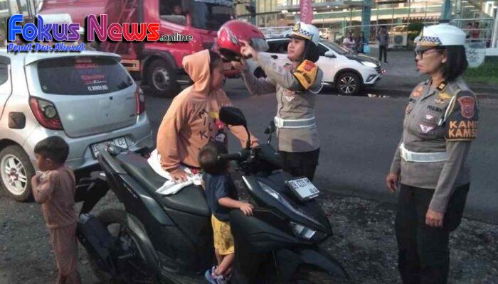 Operasi Zebra Dimulai, Aksi Kasat Lantas Bitung Tuai Pujian Usai Berikan Helm kepada Ibu Pengendara