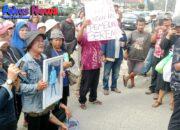 Usut Pembunuhan Berencana, Keluarga Koban dan Masyarakat Datangi Polres Tanah Karo