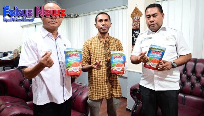 Kepala Dinas Pendidikan dan Kebudayaan Provinsi NTT Menerima Produk Abon Ikan Tuna dari SMK Negeri Bukapiting Sebagai Wujud Hasil Program OSOP