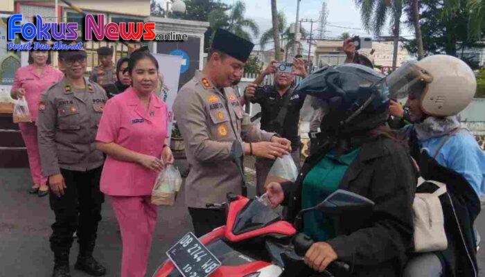 Ramadhan Penuh Kebersamaan, Polres Bitung Tebar Takjil