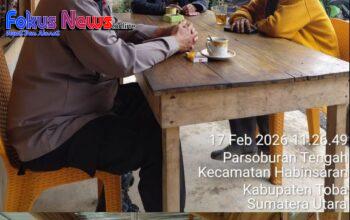 Kapolsek Bersama Bhabinkamtibmas Polsek Habinsaran Sambangi Desa Binaannya Ajak Warga Wujudkan Kamtibmas yang Kondusif