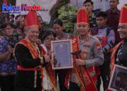 Kapolres Bitung Terima Penghargaan Adat pada Peringatan Harkitnas 2026