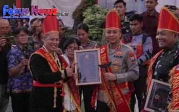 Kapolres Bitung Terima Penghargaan Adat pada Peringatan Harkitnas 2026