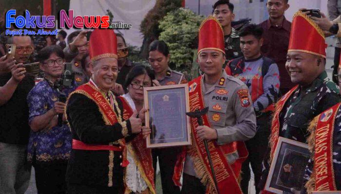 Kapolres Bitung Terima Penghargaan Adat pada Peringatan Harkitnas 2026